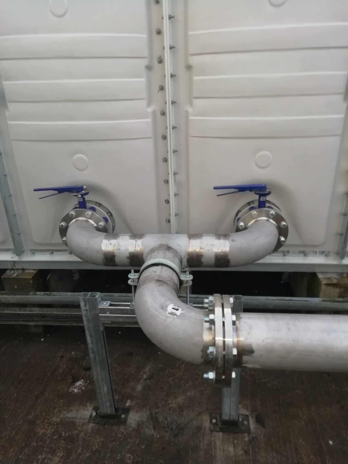 Twin outlet pipes to equalise the outflow