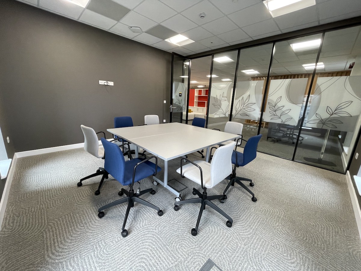 Cat B fit-out Meeting room for 8 people at Capital Building floor 9 by Kimpton HVAC and refurbishment Liverpool